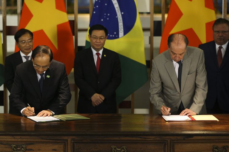 Brasil e Vietnã assinam acordos em aviação e agricultura